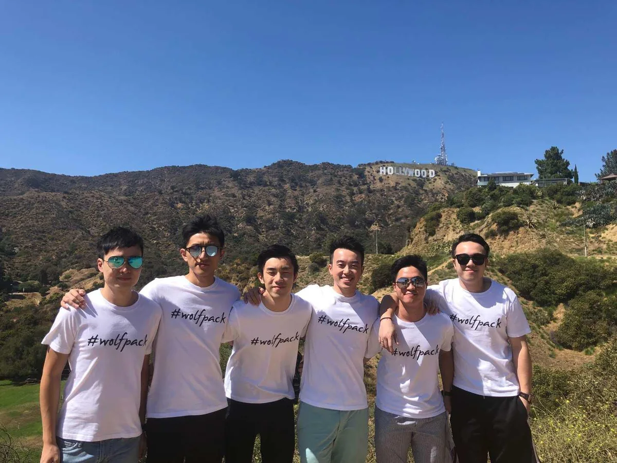 一行朋友著白色活動衫行山合照