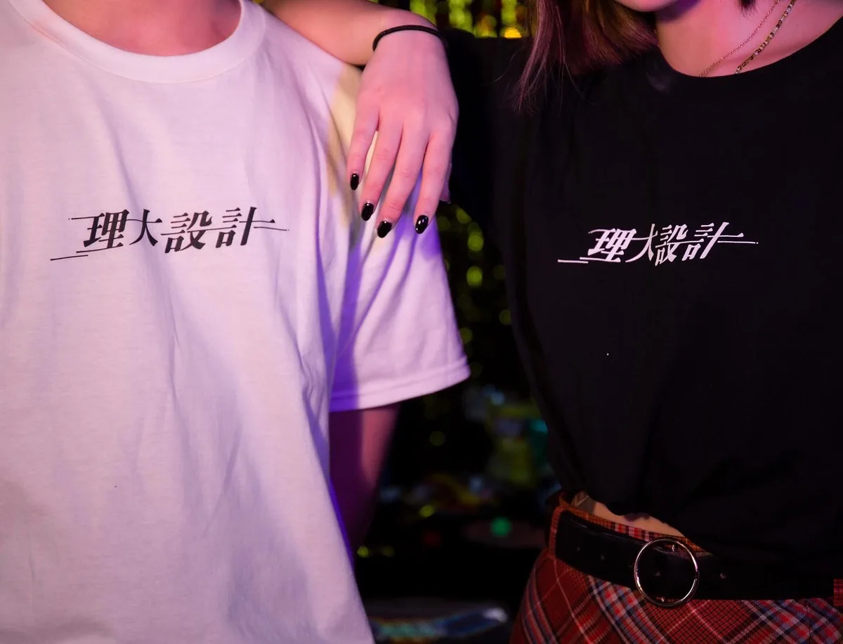 兩位同學著「理大設計」Soc Tee 合照